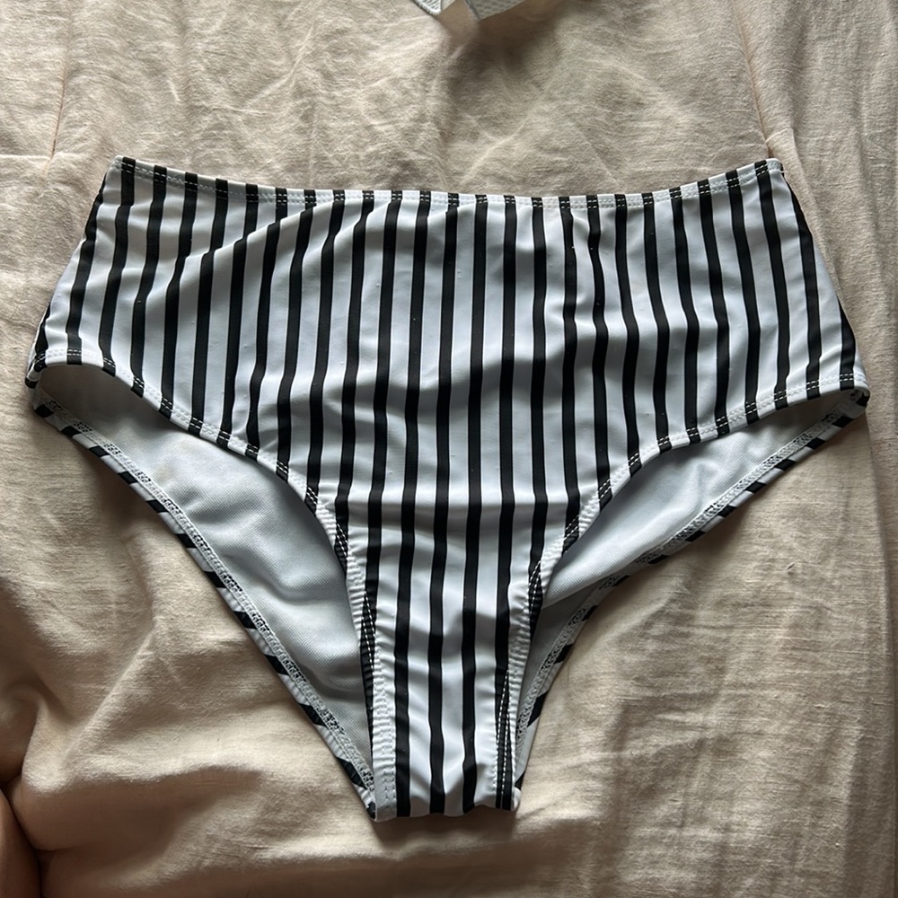 SHEIN Ruffle Top Bikini - Picture 6 of 9